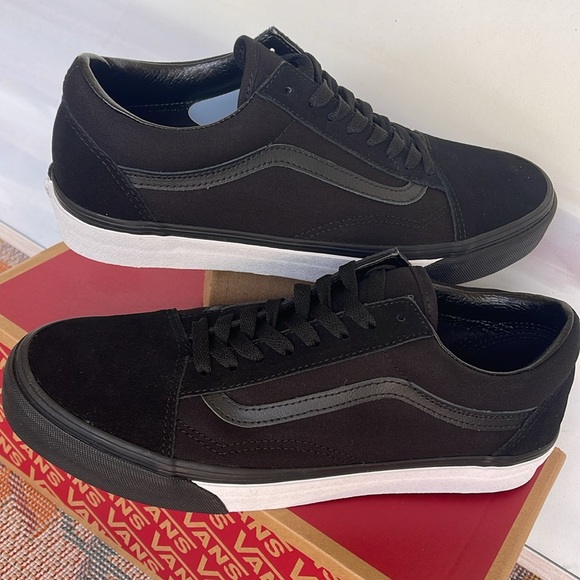 Vans Men’s Old Skool
(Mono Bumper) Black/True
VN0A38G1Q9C
Sneakers - Picture 11 of 16